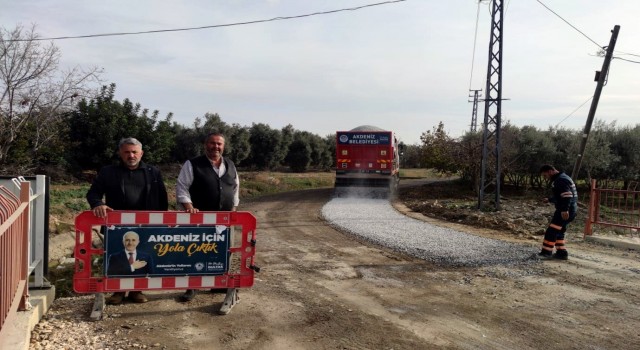 Akdenizde asfaltlama çalışmaları sürüyor