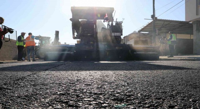Akdenizde sıcak asfalt serimi başladı