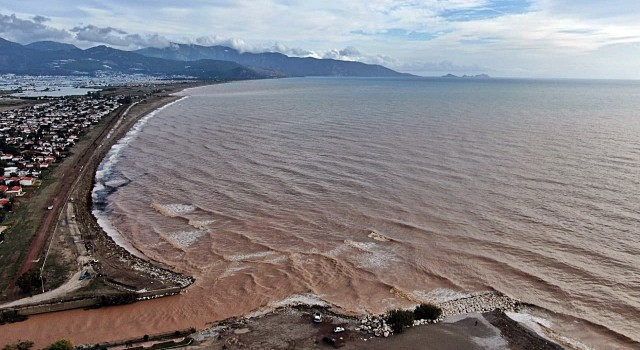 Akdenizle birleşen sel suları iki ilçenin kıyı şeridini kahverengiye bürüdü