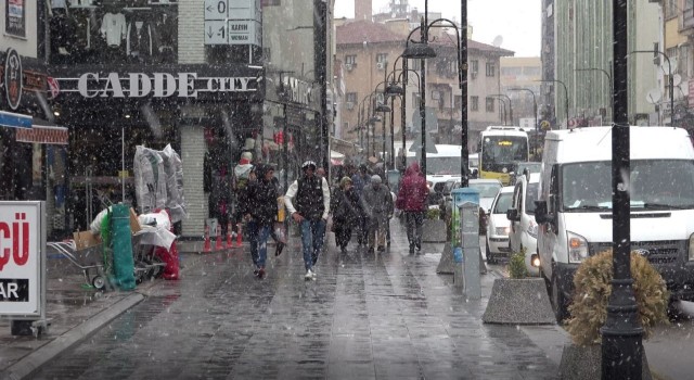 Aksaraya mevsimin ilk karı yağdı