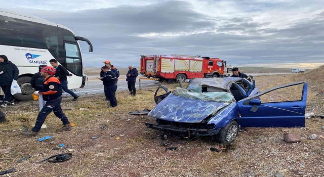 Aksarayda otomobil ile otobüs çarpıştı: 2 yaralı