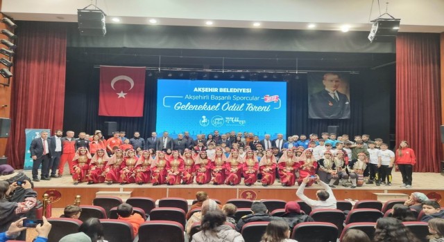 Akşehir Belediyesi başarılı sporcuları ödüllendirdi