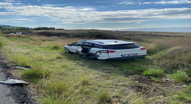 Alanyada çarpışan otomobiller şarampole savruldu
