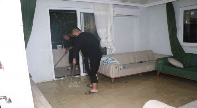 Alanyada sağanak yağış sonrası evleri, iş yerlerini ve okulu su bastı