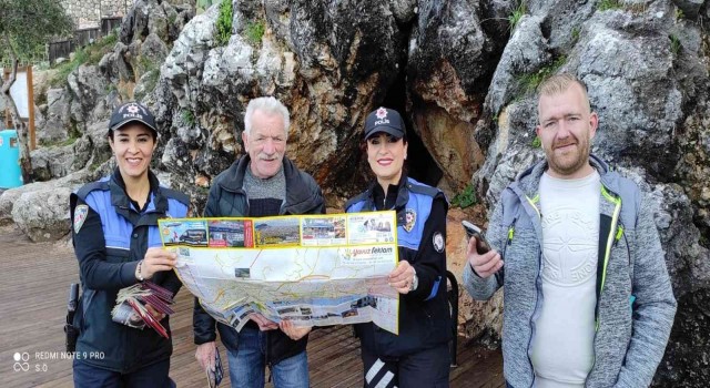 Alanyada turistler broşürlerle bilgilendiriliyor