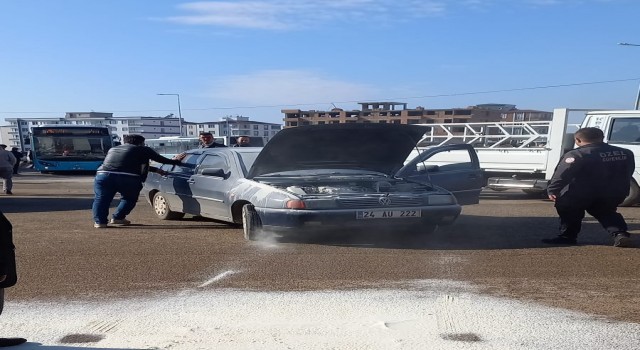 Alev alan otomobili hastanenin güvenlik görevlileri söndürdü