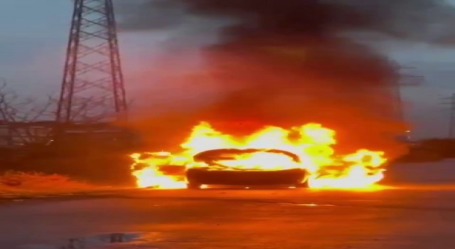 Alev topuna dönen araçtan geriye demir yığınları kaldı