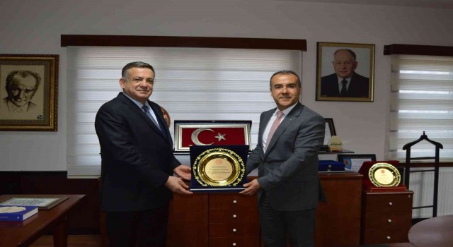 Ali Erdemoğluna teşekkür plaketi