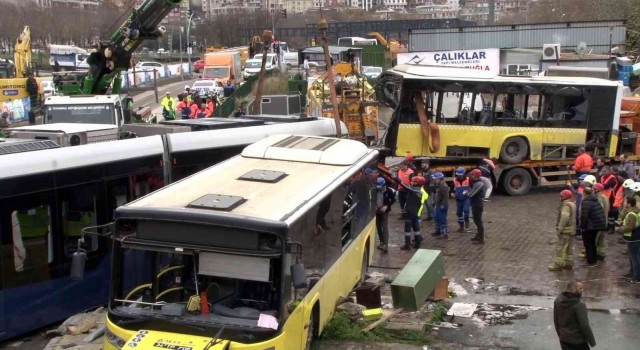 Alibeyköyde 33 kişinin yaralandığı kazanın ardından otobüsü ve tramvayı kaldırma çalışması sürüyor