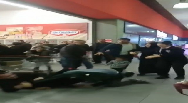 Alışveriş merkezinde araba kavgası kamerada