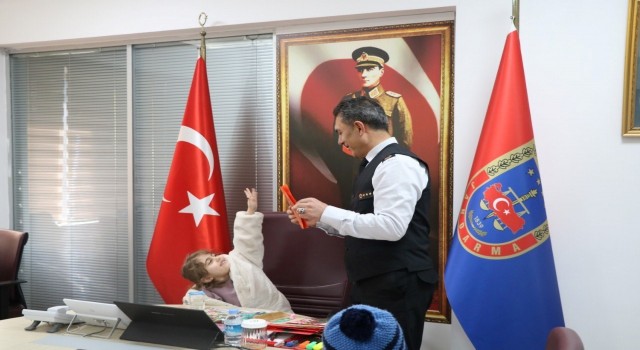 Anasınıfı öğrencileri jandarmada çizgi film izledi