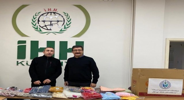 Annelerin ürettiği atkı ve bereler, Kütahya İHH İnsani Yardım Derneğine teslim edildi
