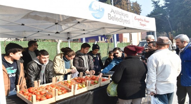 Antakya Belediyesi engelsiz pazar tezgahı kurdu