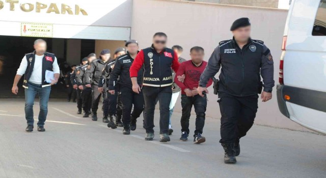 Antalyada aranan 74 kişi yakalandı