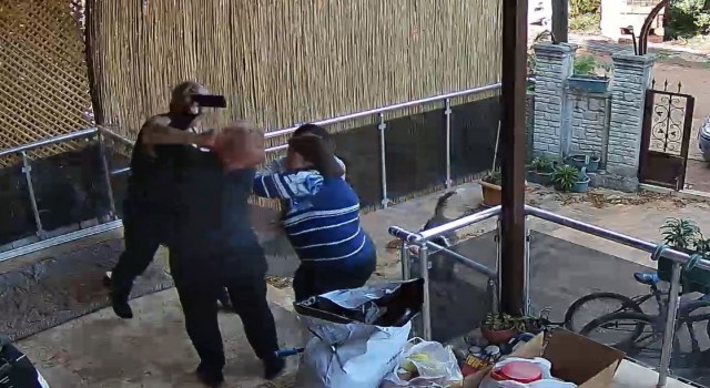 Antalyada ev sahibi ile kiracının kavgası güvenlik kamerasına yansıdı