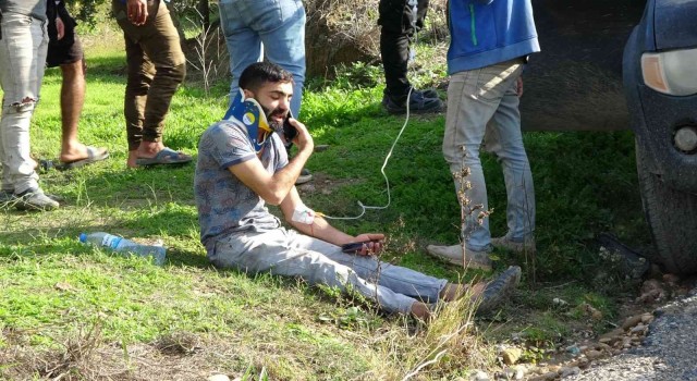 Antalyada kamyonet otomobille çarpıştı: 2 yaralı