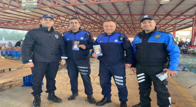 Antalyada polis ekipleri, pazar esnafını broşür dağıtarak dolandırıcılara karşı uyardı