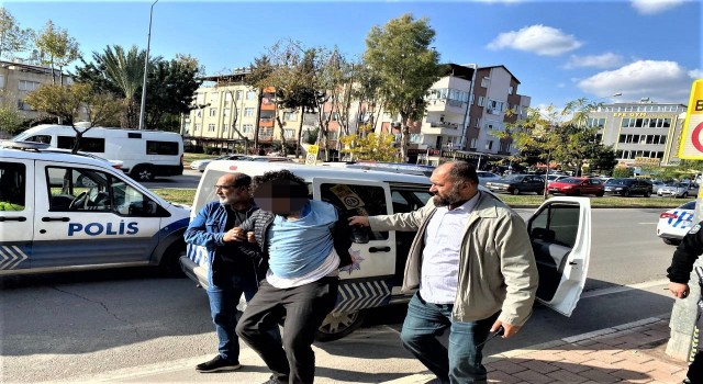 Antalyada trafikte motosikletli kurye dehşeti: Kapı anahtarı ile 3 polisi yaraladı