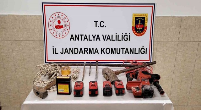 Antik kentte kaçak kazıya jandarmadan suçüstü baskın
