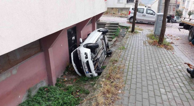 Aracını park ederken apartman boşluğuna düştü: 1 yaralı