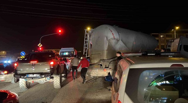 Araçlara çarpmamak manevra yaptı, kaldırımda asılı kaldı