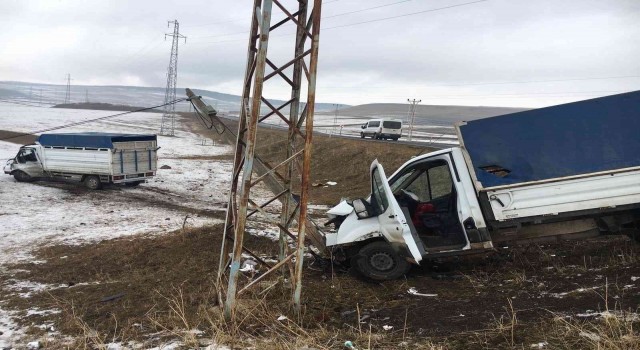 Ardahanda 2 kamyonet çarpıştı: 4 yaralı