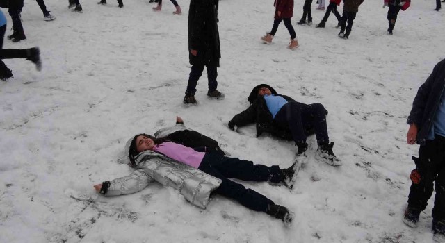Ardahanda kar yağışı başladı, çocuklar kartopu oynayarak karın tadını çıkardı