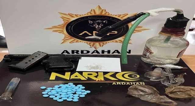 Ardahanda zehir taciri 9 kişi yakalandı