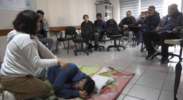 Arkadaşlarının dili boğazına kaçmıştı, o futbol takımına ilkyardım eğitimi