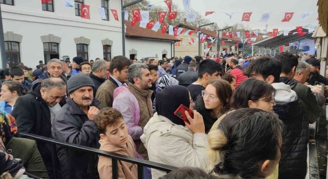Arnavutköyde 2.5 ton hamsi dağıtıldı