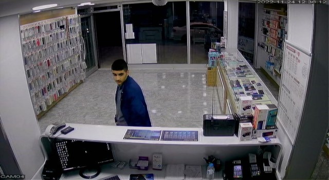 Arnavutköyde bir telefoncu dükkanından sadaka kutusunu çalan hırsızın rahatlığı hayrete düşürdü