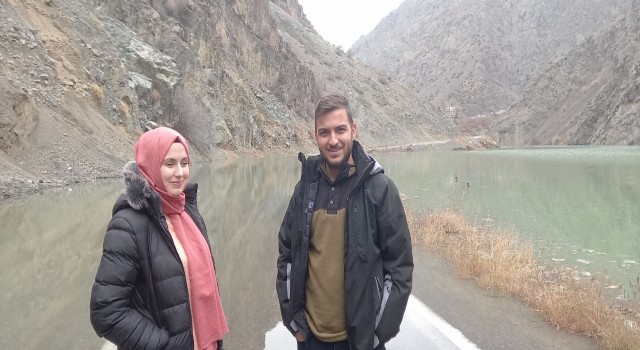 Artvinde nişanlı çift tanıştıkları köyün sular altında kalmasını son kez izledi
