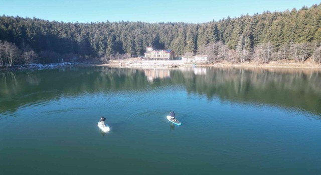 Artvinin Şavşat ilçesindeki Karagölde kürek sörfü heyecanı