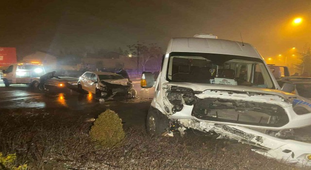 Aşırı siste işçi servisi ile otomobil böyle çarpıştı: 2si ağır 10 yaralı