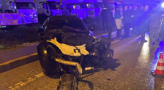 Ataşehirde 3 aracın karıştığı kazada anne ile kızı yaralandı