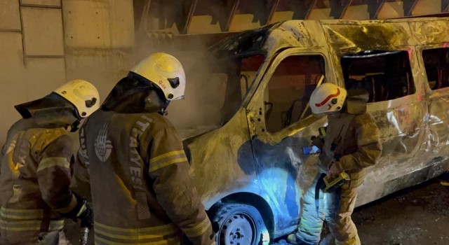 Ataşehirde alev alev yanan servis minibüsü küle döndü