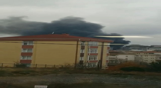 Ataşehirde bir iş yerinde yangın çıktı. Olay yerine itfaiye ekipleri sevk edildi.