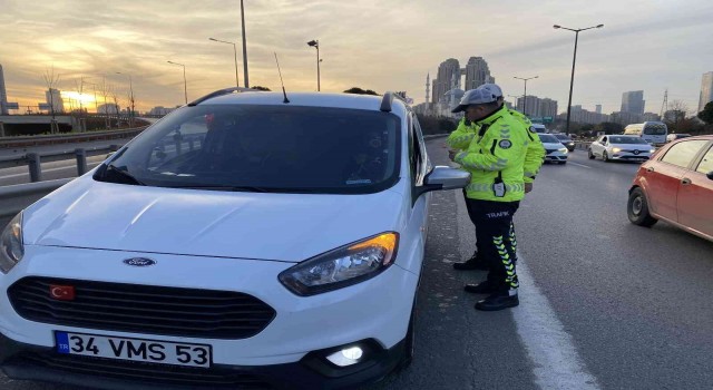 Ataşehirde çakar denetimi: Kurallara uymayan sürücülere 3 bin 508 TL ceza