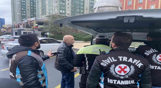 Ataşehirde ceza yiyen servis şoföründen gazetecilere hakaret: Soytarı gibi almışlar ellerine kamerayı
