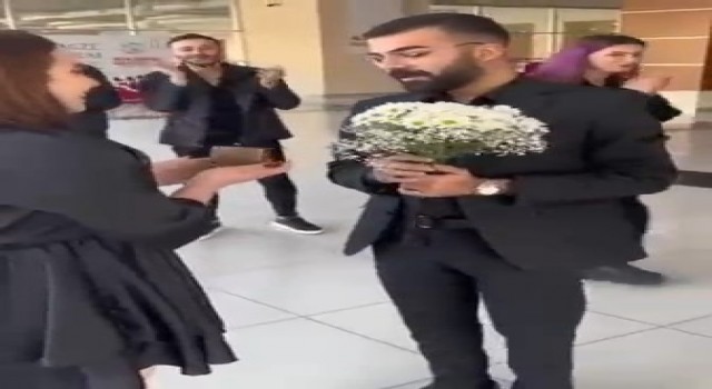 Ataşehirde evlilik teklifinde roller değişti, bu sefer kadın evlenme teklif etti