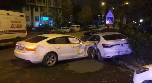 Ataşehirde iki otomobil çarpıştı: 3 yaralı