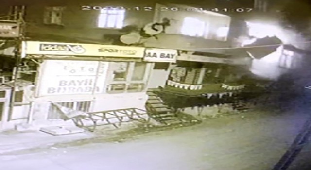 Avcılarda kiracının yakıp kaçtığı evin patlama anı kamerada