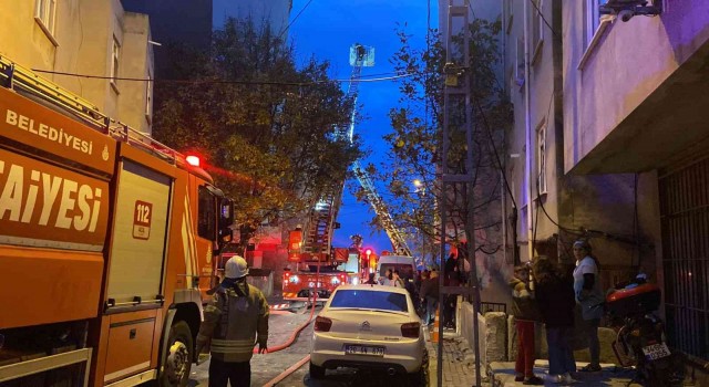 Avcılarda korkutan yangın: Çatı katı alev alev yandı