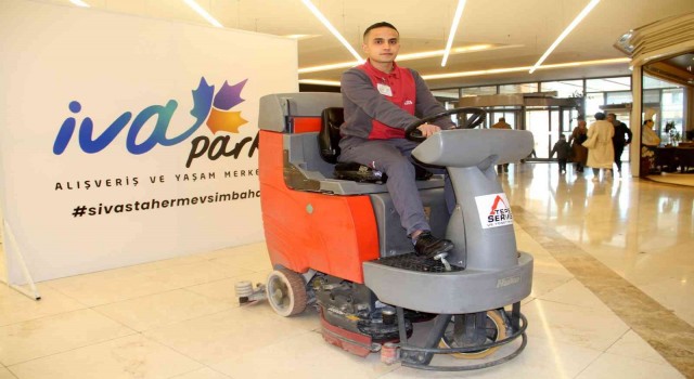 AVM çalışanı bulduğu içi para dolu cüzdanı sahibine ulaştırdı