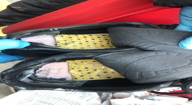 Ayakkabıya gizlenen uyuşturucu polisin dikkatinden kaçmadı