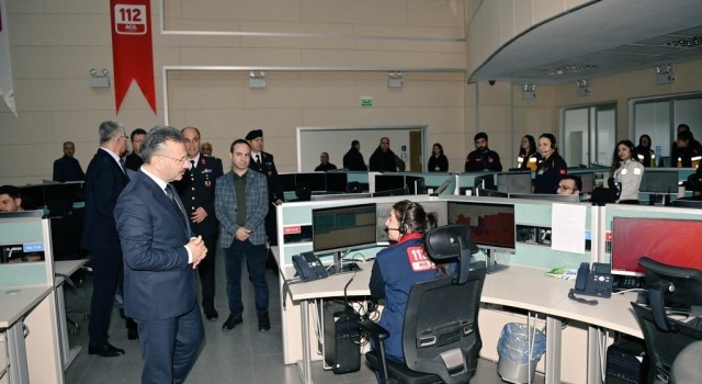 Aydın Valisi 112 Acil Çağrı Merkezi personelinin yeni yılını kutladı