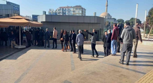 Aydında acıkan bu kuyruğa giriyor