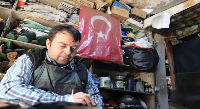 Aydınlı esnafın bayrak hassasiyeti takdir topladı