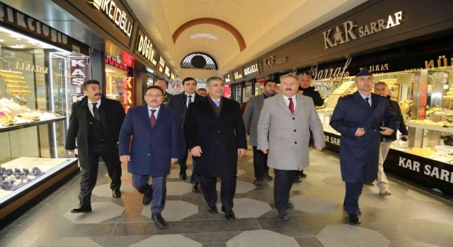 Azerbaycan Savunma Bakanı ve Vali Çiçekten Esnaf Ziyareti