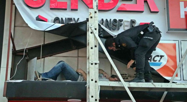 Baba elektrik akımına kapıldı, küçük kızı endişeyle, etraftakiler merakla takip etti
